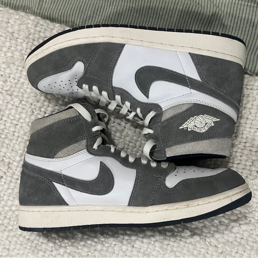 Air Jordan 1 Retro High OG
'Light Smoke Grey'